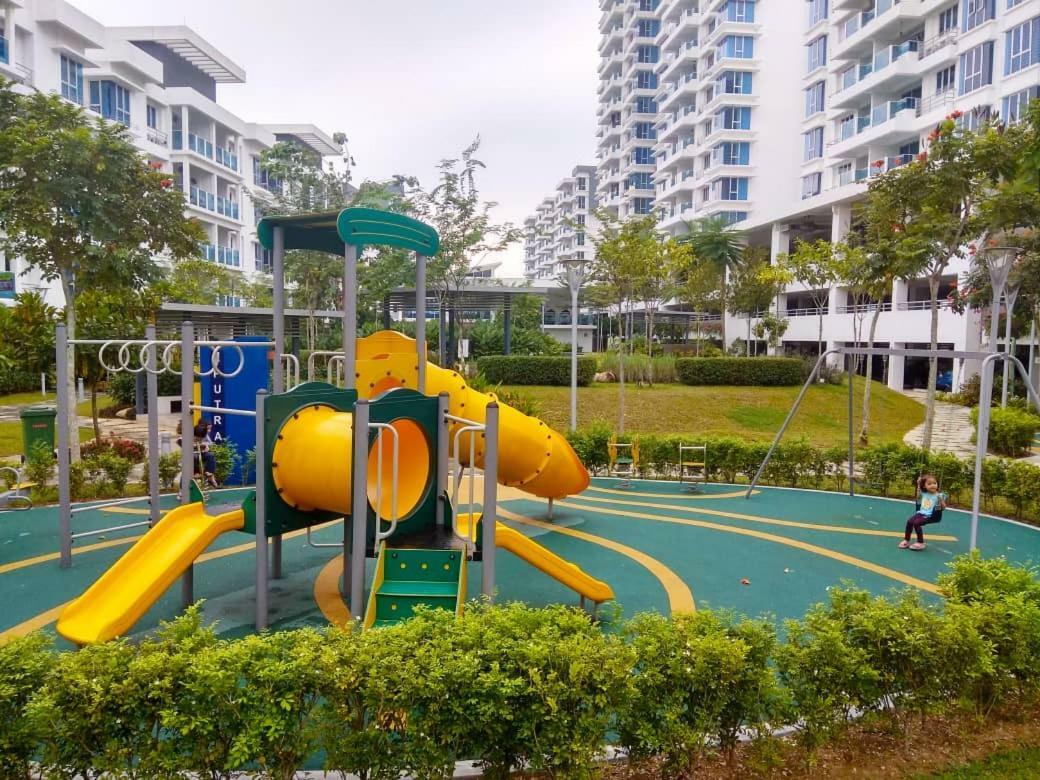 Putra 1 Pool Homestay Bandar Seri Putra Kampong Sungai Buah Exterior photo