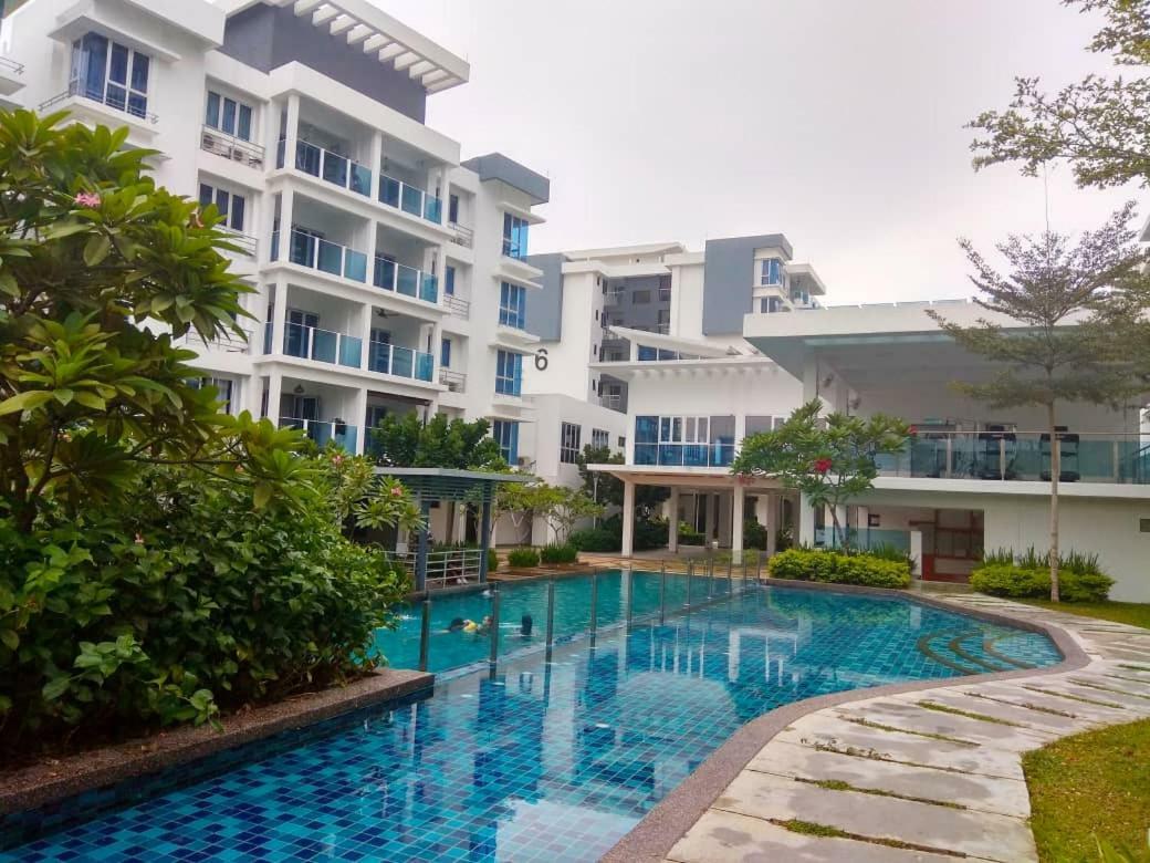 Putra 1 Pool Homestay Bandar Seri Putra Kampong Sungai Buah Exterior photo